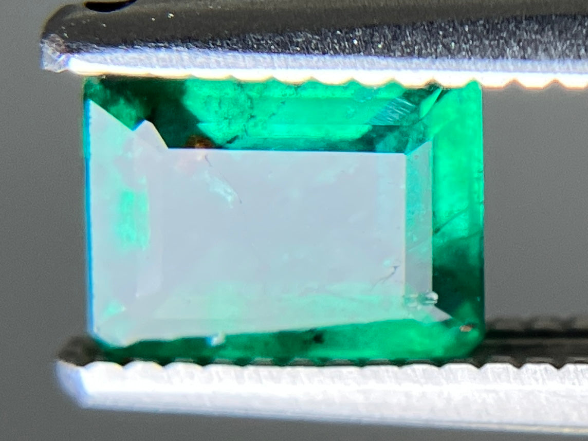 エメラルド 天然 0.684ct 宝石ソーティング付き 6.0㎜×4.6㎜×2.8㎜ ルース（ 裸石 ） 8296YY