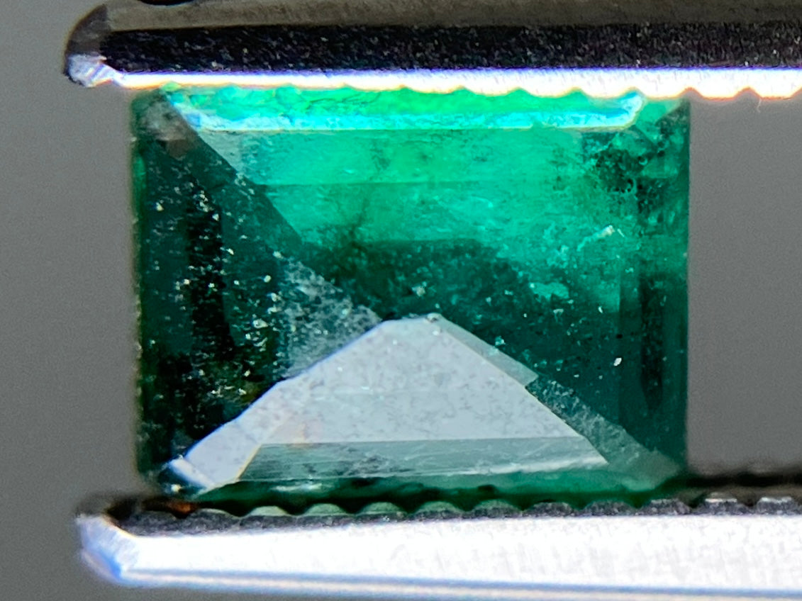 エメラルド 天然 0.684ct 宝石ソーティング付き 6.0㎜×4.6㎜×2.8㎜ ルース（ 裸石 ） 8296YY