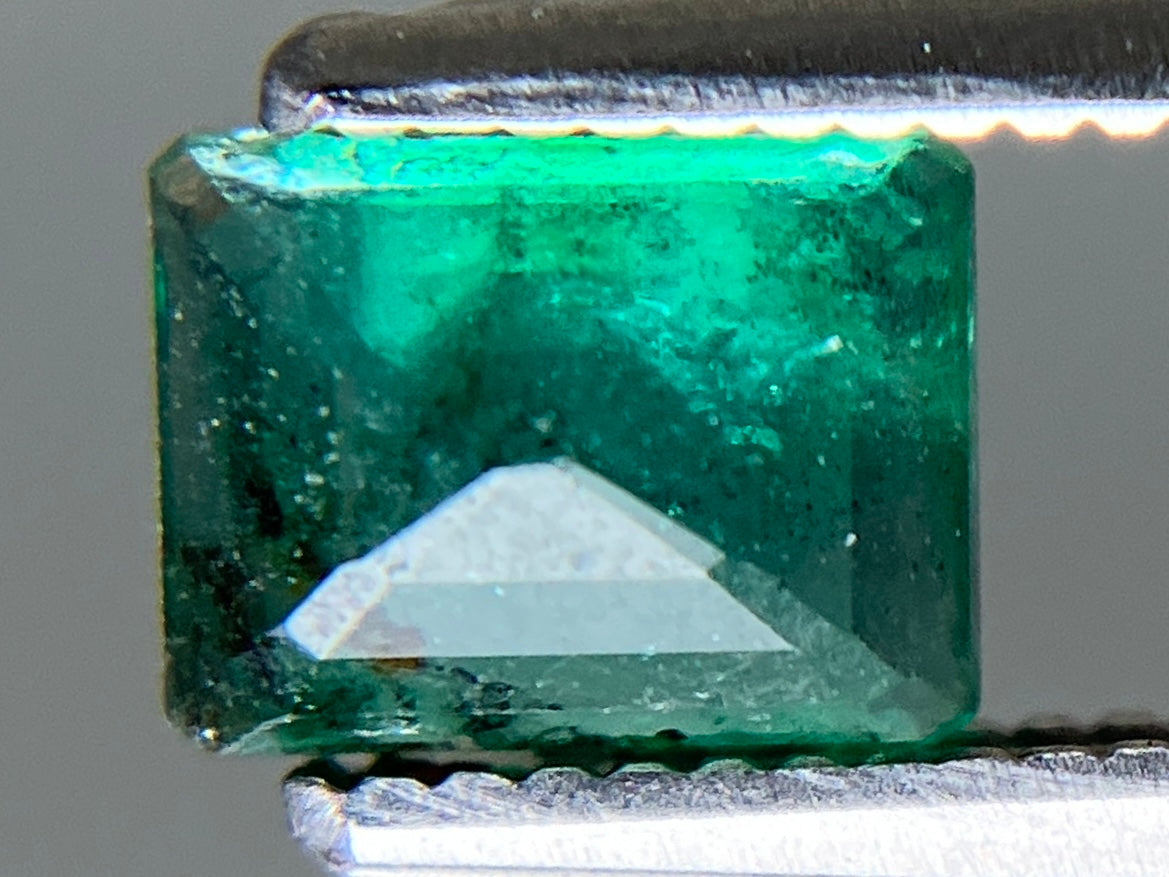 エメラルド 天然 0.684ct 宝石ソーティング付き 6.0㎜×4.6㎜×2.8㎜ ルース（ 裸石 ） 8296YY