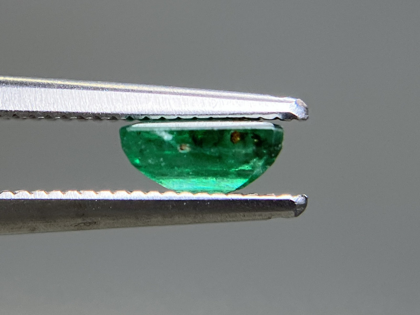 エメラルド 天然 0.684ct 宝石ソーティング付き 6.0㎜×4.6㎜×2.8㎜ ルース（ 裸石 ） 8296YY