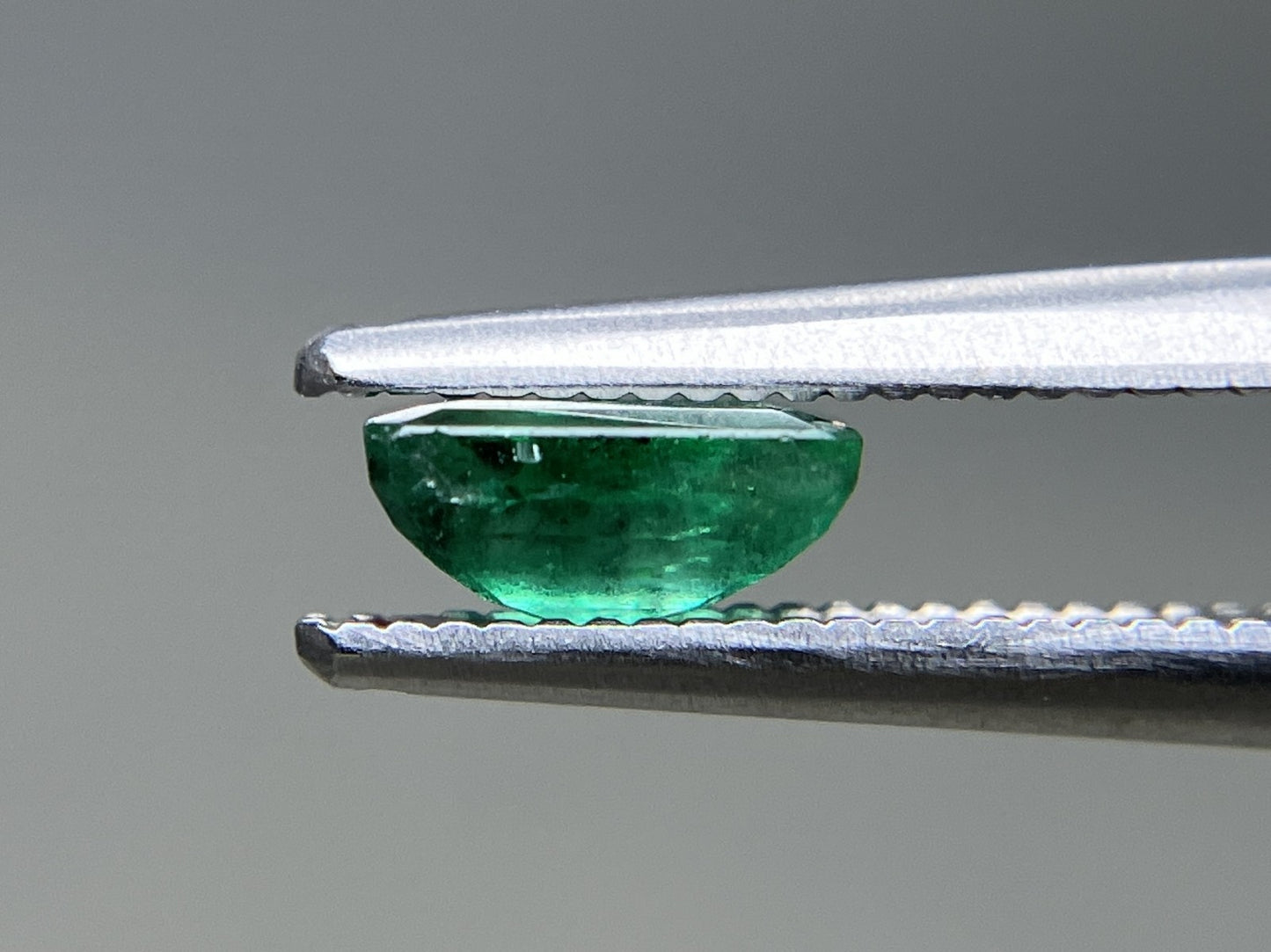 エメラルド 天然 0.684ct 宝石ソーティング付き 6.0㎜×4.6㎜×2.8㎜ ルース（ 裸石 ） 8296YY