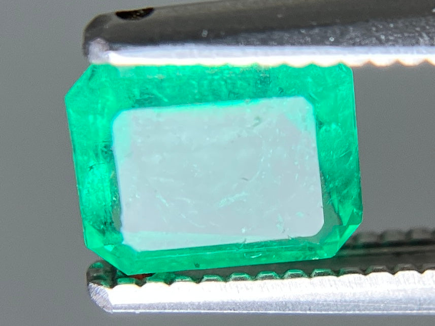 エメラルド 天然 0.808ct 宝石ソーティング付き 6.0㎜×4.9㎜×3.4㎜ ルース（ 裸石 ） 8251YY