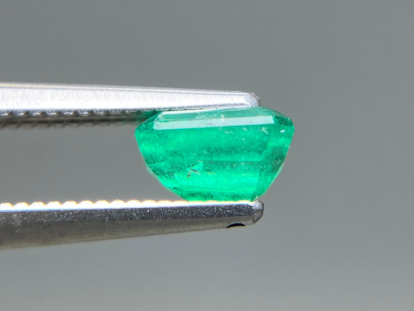 エメラルド 天然 0.808ct 宝石ソーティング付き 6.0㎜×4.9㎜×3.4㎜ ルース（ 裸石 ） 8251YY