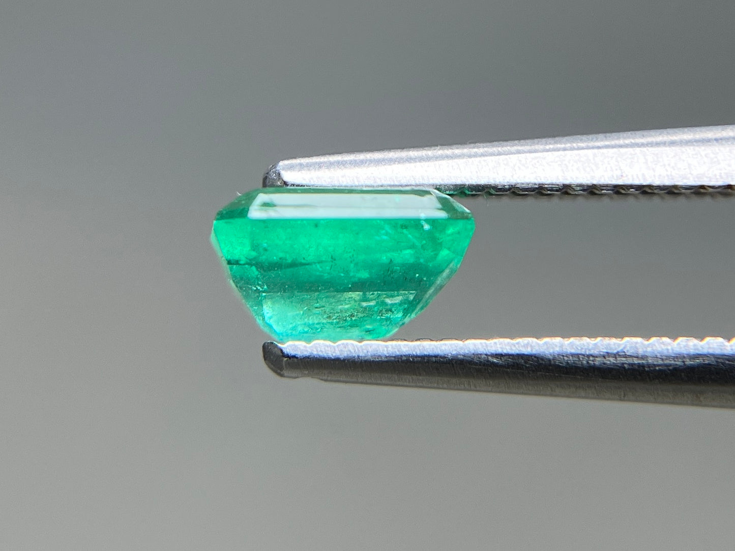 エメラルド 天然 0.808ct 宝石ソーティング付き 6.0㎜×4.9㎜×3.4㎜ ルース（ 裸石 ） 8251YY