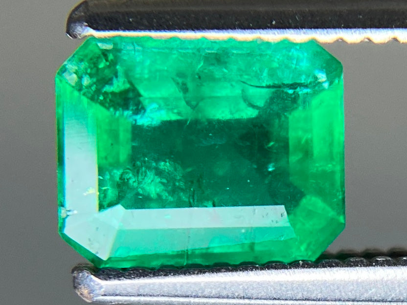 エメラルド 天然 0.676ct 宝石ソーティング付き 6.3㎜×5.1㎜×2.8㎜ ルース（ 裸石 ） 8252YY