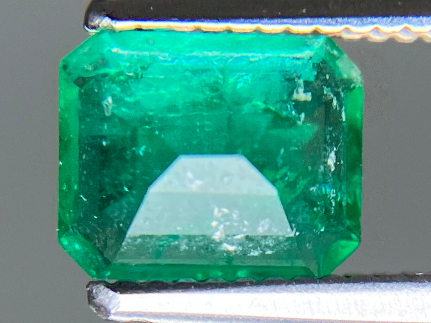 エメラルド 天然 0.676ct 宝石ソーティング付き 6.3㎜×5.1㎜×2.8㎜ ルース（ 裸石 ） 8252YY