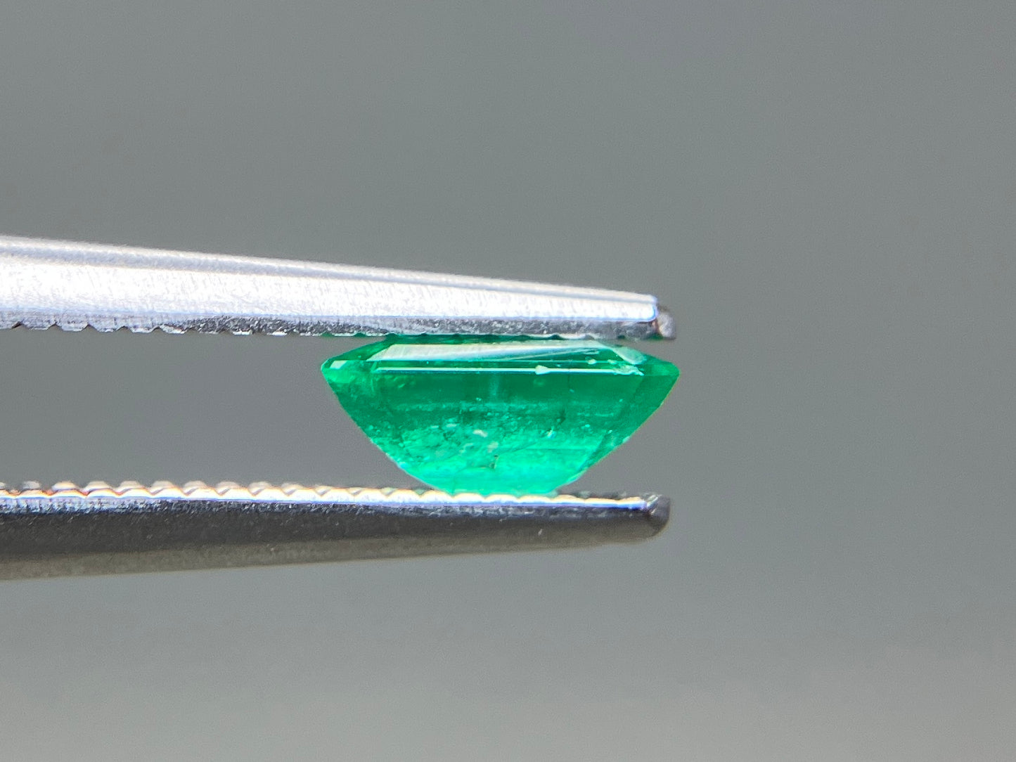 エメラルド 天然 0.676ct 宝石ソーティング付き 6.3㎜×5.1㎜×2.8㎜ ルース（ 裸石 ） 8252YY