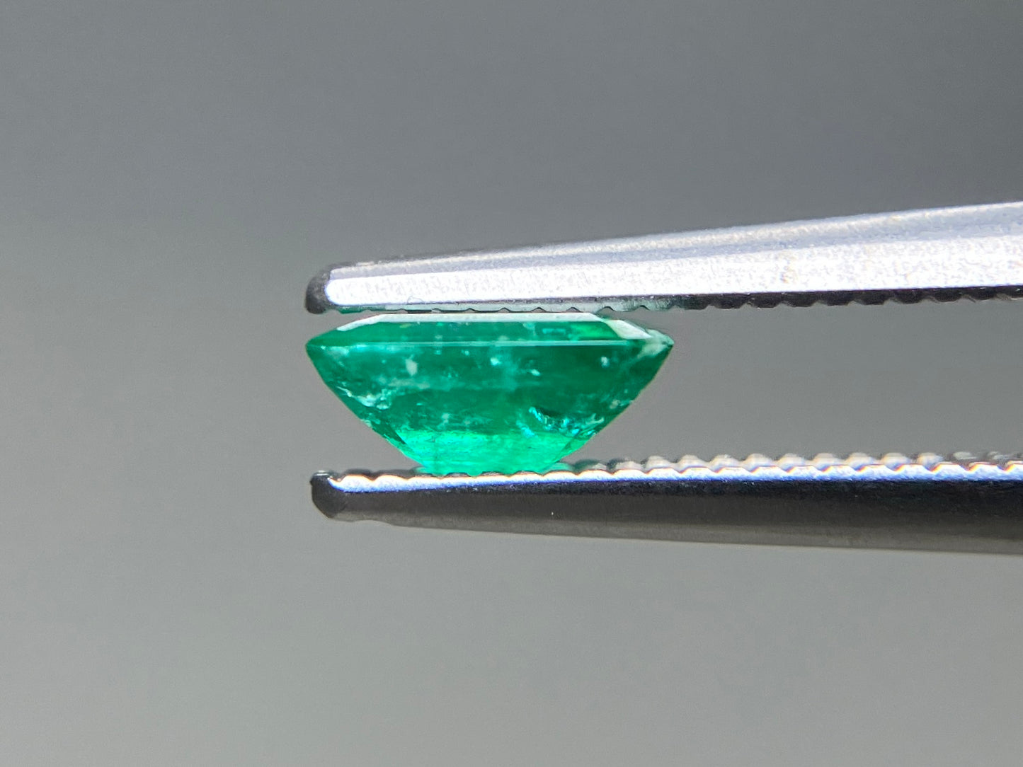 エメラルド 天然 0.676ct 宝石ソーティング付き 6.3㎜×5.1㎜×2.8㎜ ルース（ 裸石 ） 8252YY
