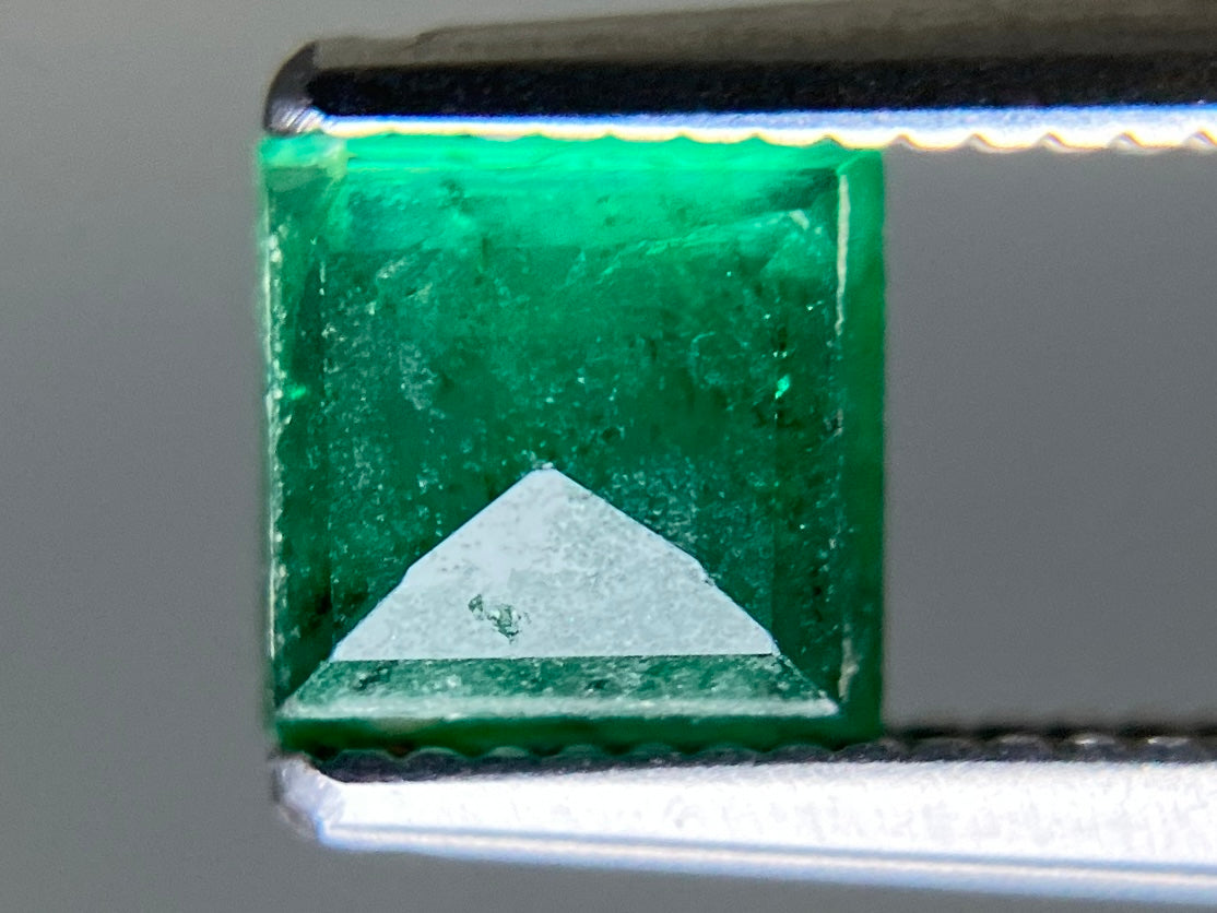 エメラルド 天然 0.729ct 宝石ソーティング付き 5.3㎜×5.1㎜×2.8㎜ ルース（ 裸石 ） 8259YY
