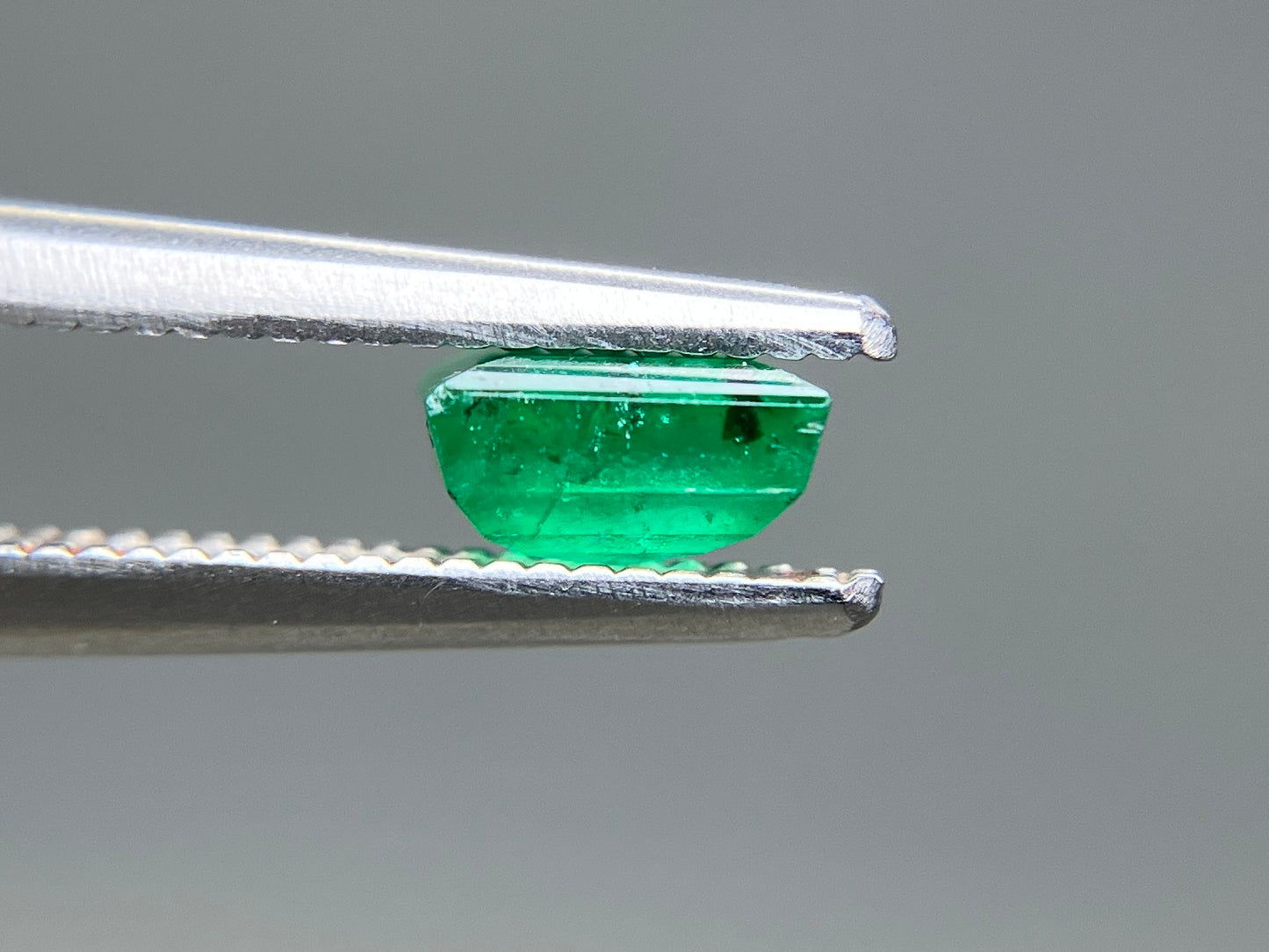 エメラルド 天然 0.729ct 宝石ソーティング付き 5.3㎜×5.1㎜×2.8㎜ ルース（ 裸石 ） 8259YY