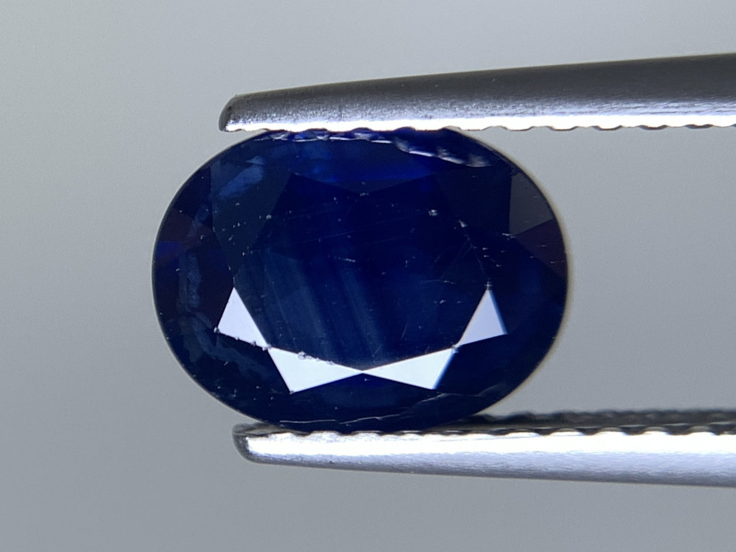 サファイア 天然 1.678ct 宝石ソーティング付き 8.0㎜×6.2㎜×3.5㎜ ルース（ 裸石 ） 8136Y