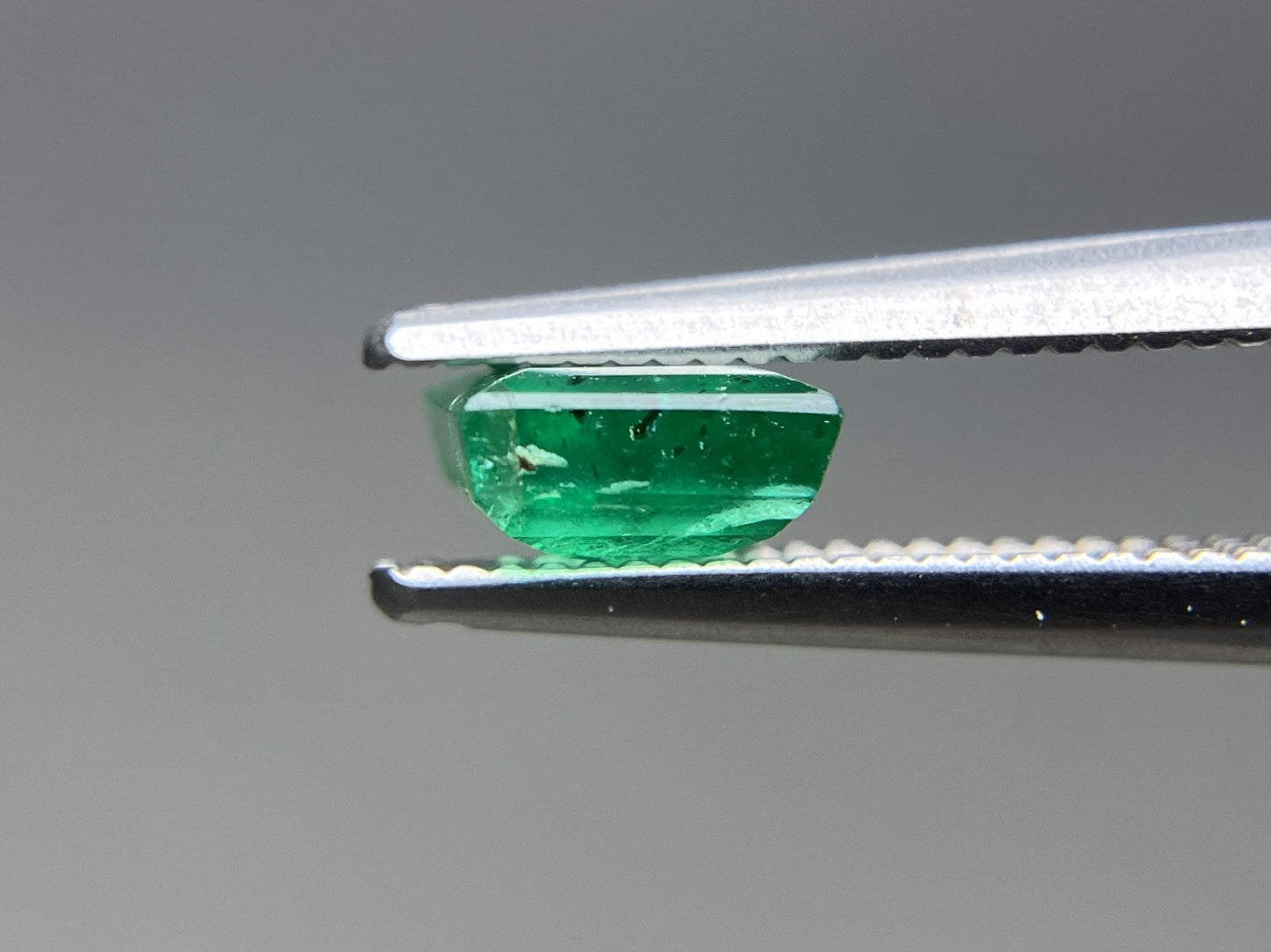エメラルド 天然 0.729ct 宝石ソーティング付き 5.3㎜×5.1㎜×2.8㎜ ルース（ 裸石 ） 8259YY