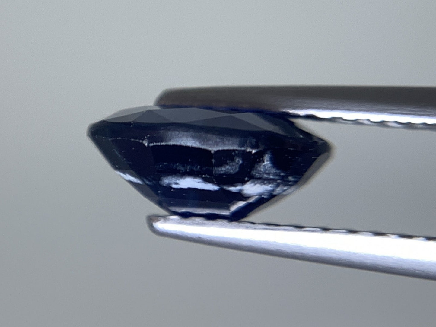サファイア 天然 1.678ct 宝石ソーティング付き 8.0㎜×6.2㎜×3.5㎜ ルース（ 裸石 ） 8136Y