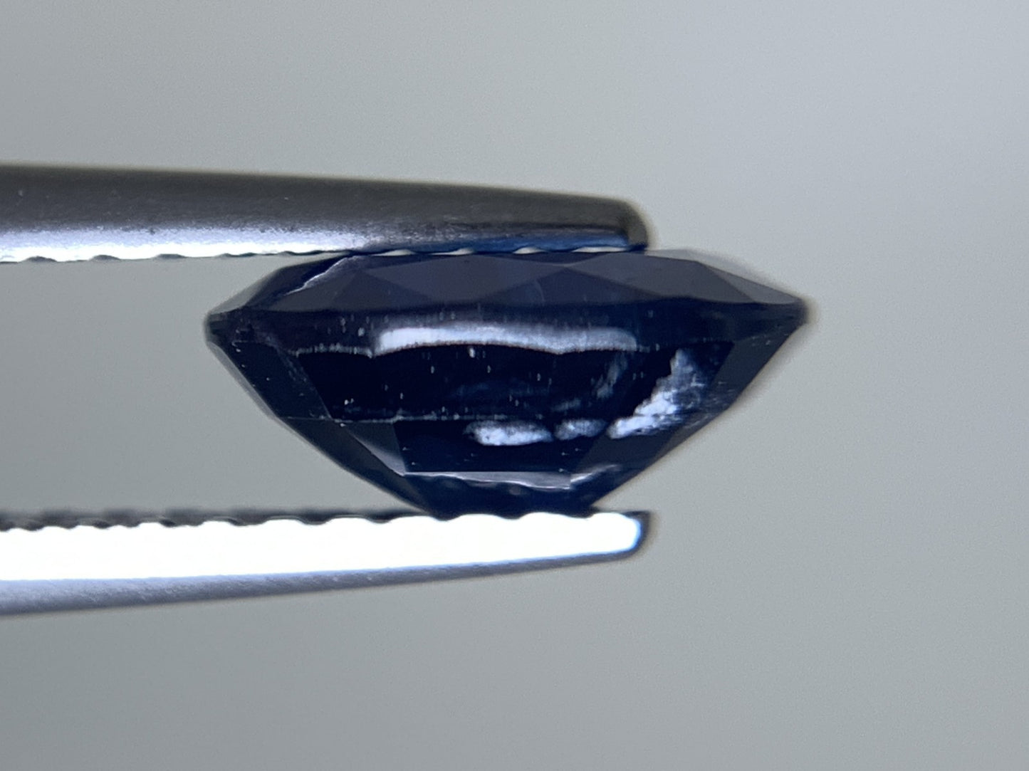 サファイア 天然 1.678ct 宝石ソーティング付き 8.0㎜×6.2㎜×3.5㎜ ルース（ 裸石 ） 8136Y