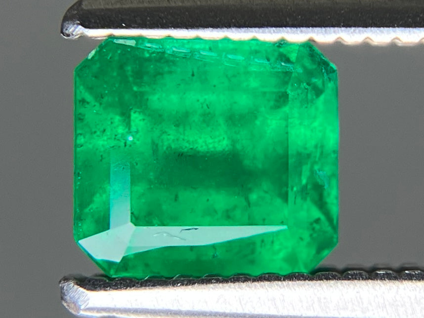 エメラルド 天然 0.849ct 宝石ソーティング付き 5.7㎜×5.1㎜×4.2㎜ ルース（ 裸石 ） 8276YY