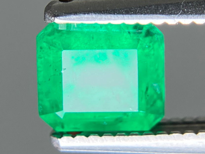 エメラルド 天然 0.849ct 宝石ソーティング付き 5.7㎜×5.1㎜×4.2㎜ ルース（ 裸石 ） 8276YY