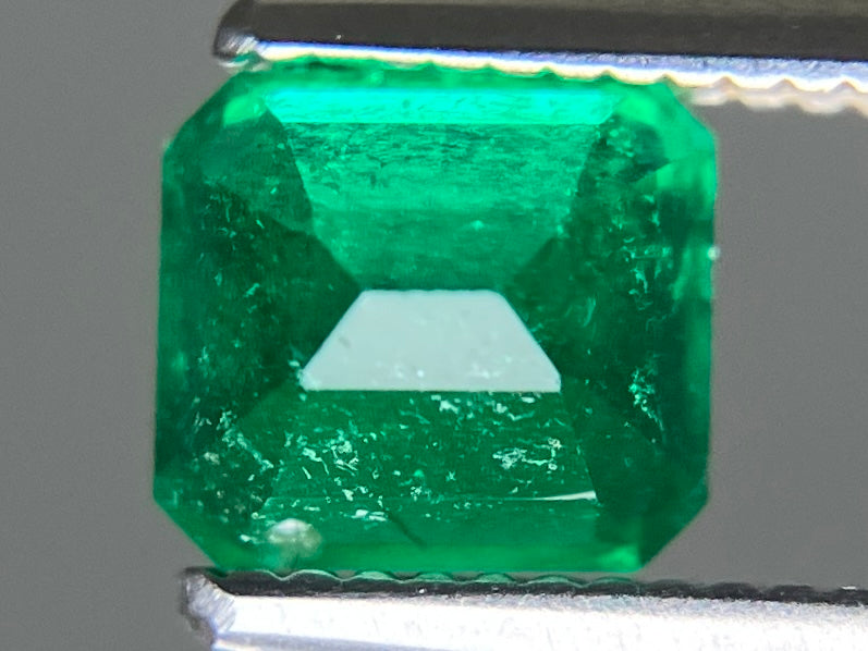 エメラルド 天然 0.849ct 宝石ソーティング付き 5.7㎜×5.1㎜×4.2㎜ ルース（ 裸石 ） 8276YY