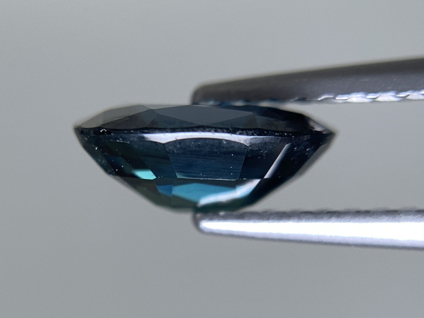 サファイア 天然 1.686ct 宝石ソーティング付き 8.1㎜×6.8㎜×3.3㎜ ルース（ 裸石 ） 8039Y