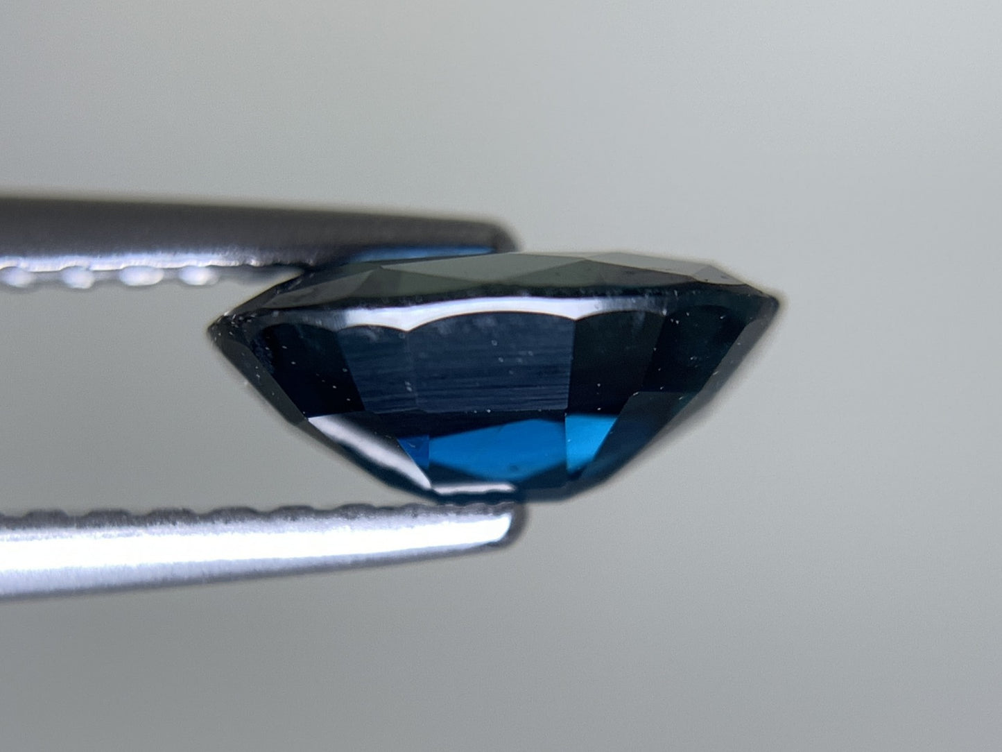 サファイア 天然 1.686ct 宝石ソーティング付き 8.1㎜×6.8㎜×3.3㎜ ルース（ 裸石 ） 8039Y