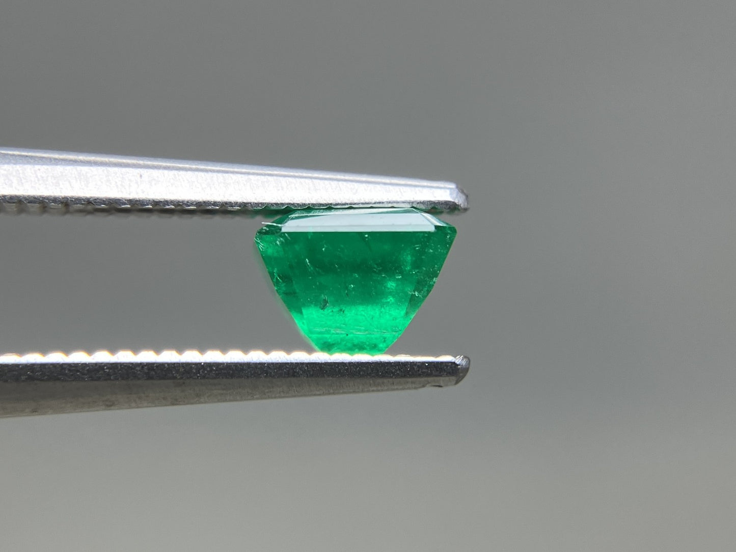 エメラルド 天然 0.849ct 宝石ソーティング付き 5.7㎜×5.1㎜×4.2㎜ ルース（ 裸石 ） 8276YY