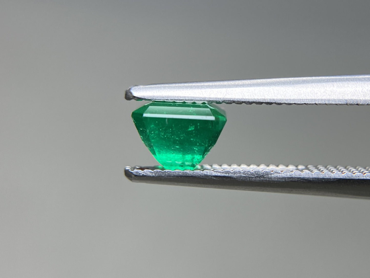 エメラルド 天然 0.849ct 宝石ソーティング付き 5.7㎜×5.1㎜×4.2㎜ ルース（ 裸石 ） 8276YY