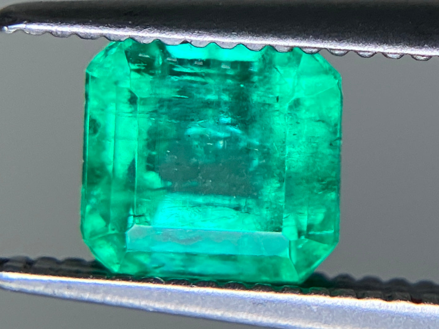 エメラルド 1.071ct 中央宝石ソーティング付き  5.73㎜×5.42㎜×4.41㎜  ルース（ 裸石 ） 3563YY