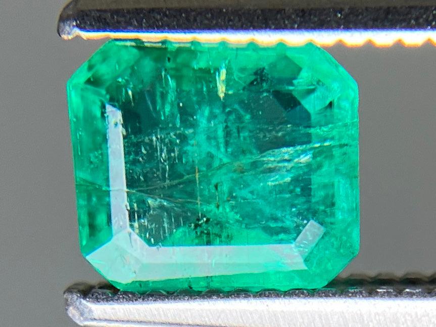 エメラルド 天然 0.863ct 宝石ソーティング付き 6.0㎜×5.3㎜×3.1㎜ ルース（ 裸石 ） 8260YY