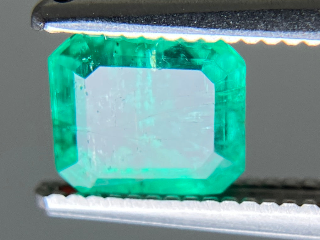 エメラルド 天然 0.863ct 宝石ソーティング付き 6.0㎜×5.3㎜×3.1㎜ ルース（ 裸石 ） 8260YY