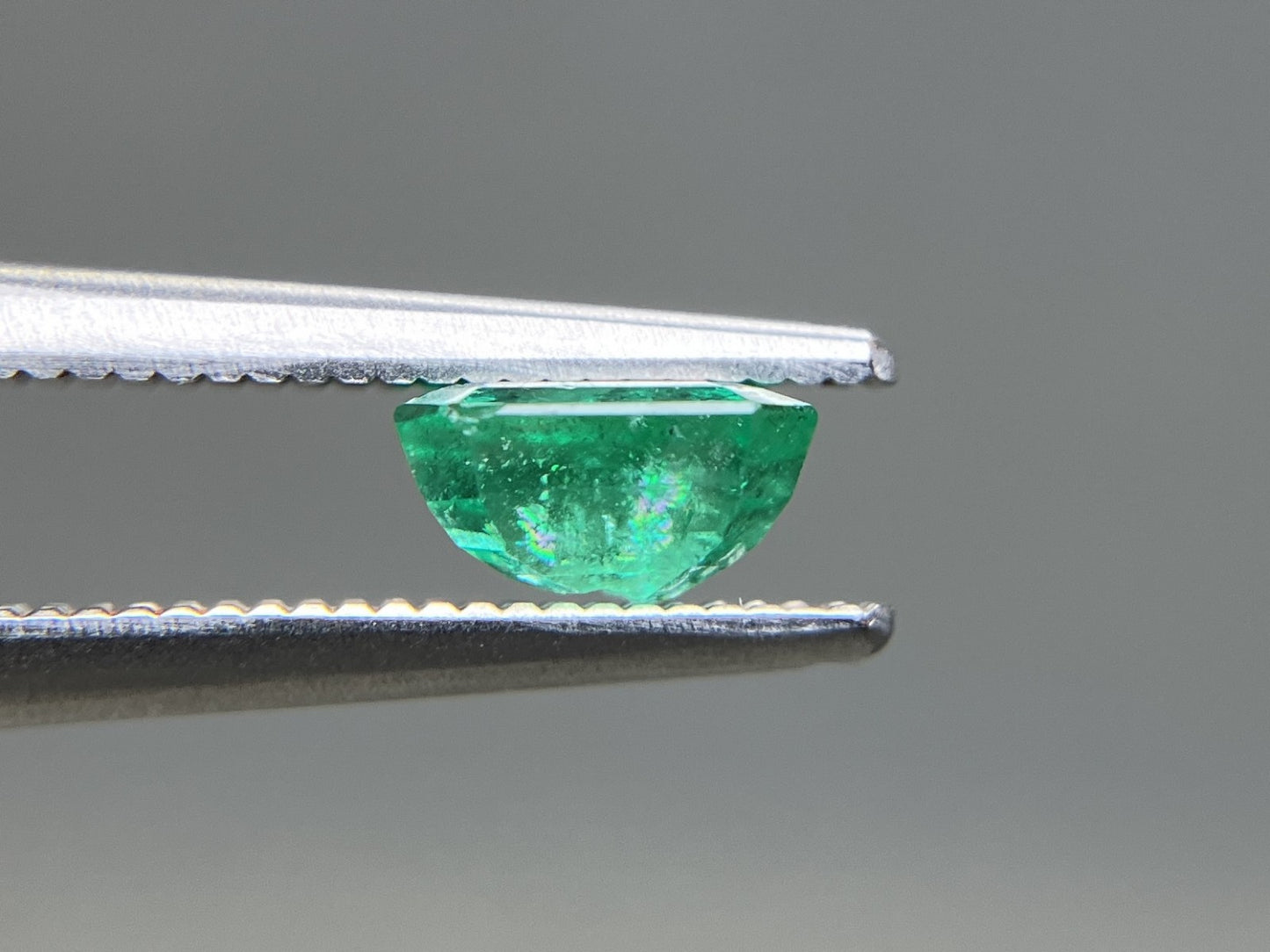 エメラルド 天然 0.863ct 宝石ソーティング付き 6.0㎜×5.3㎜×3.1㎜ ルース（ 裸石 ） 8260YY