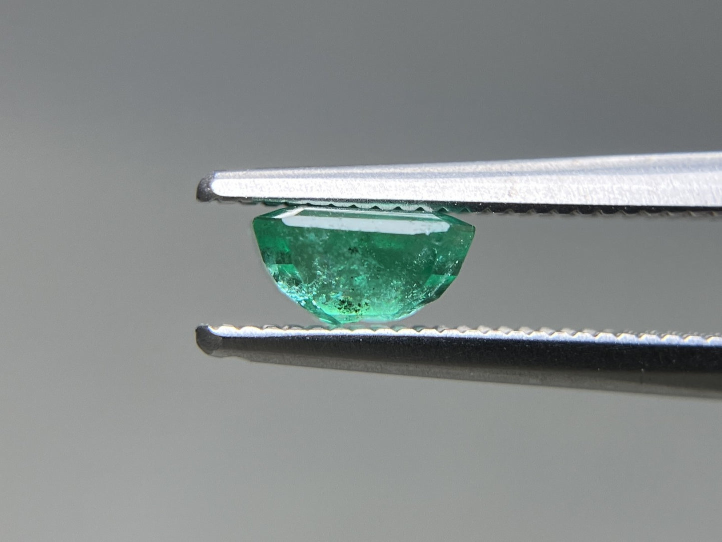 エメラルド 天然 0.863ct 宝石ソーティング付き 6.0㎜×5.3㎜×3.1㎜ ルース（ 裸石 ） 8260YY