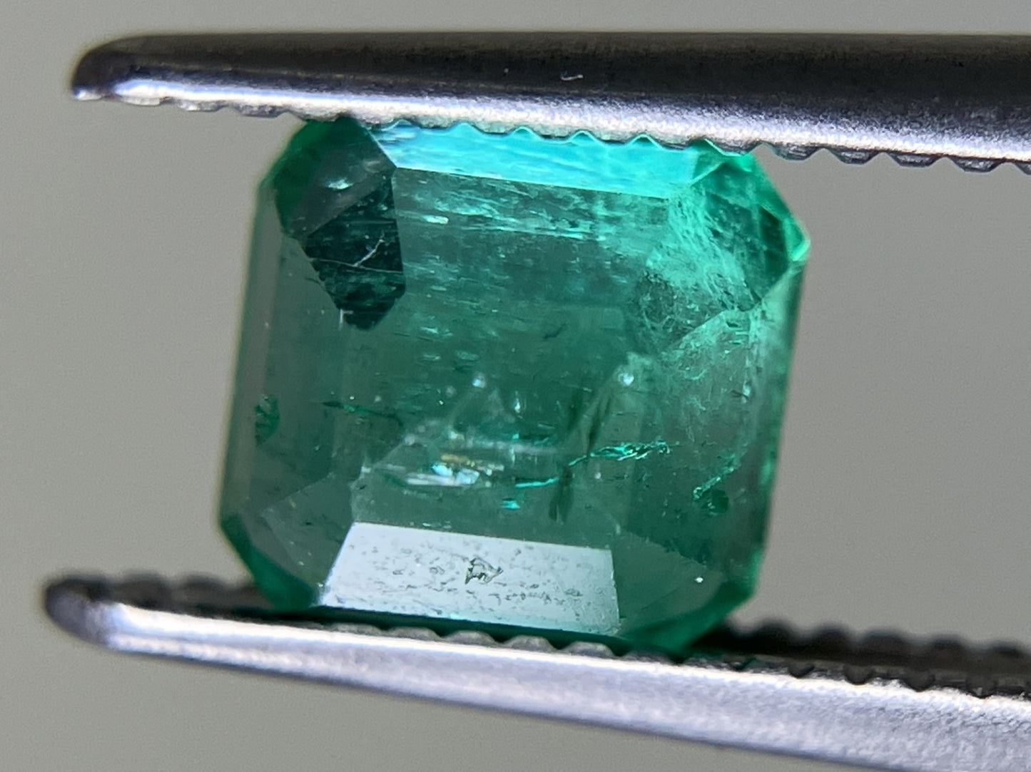 エメラルド 1.071ct 中央宝石ソーティング付き  5.73㎜×5.42㎜×4.41㎜  ルース（ 裸石 ） 3563YY