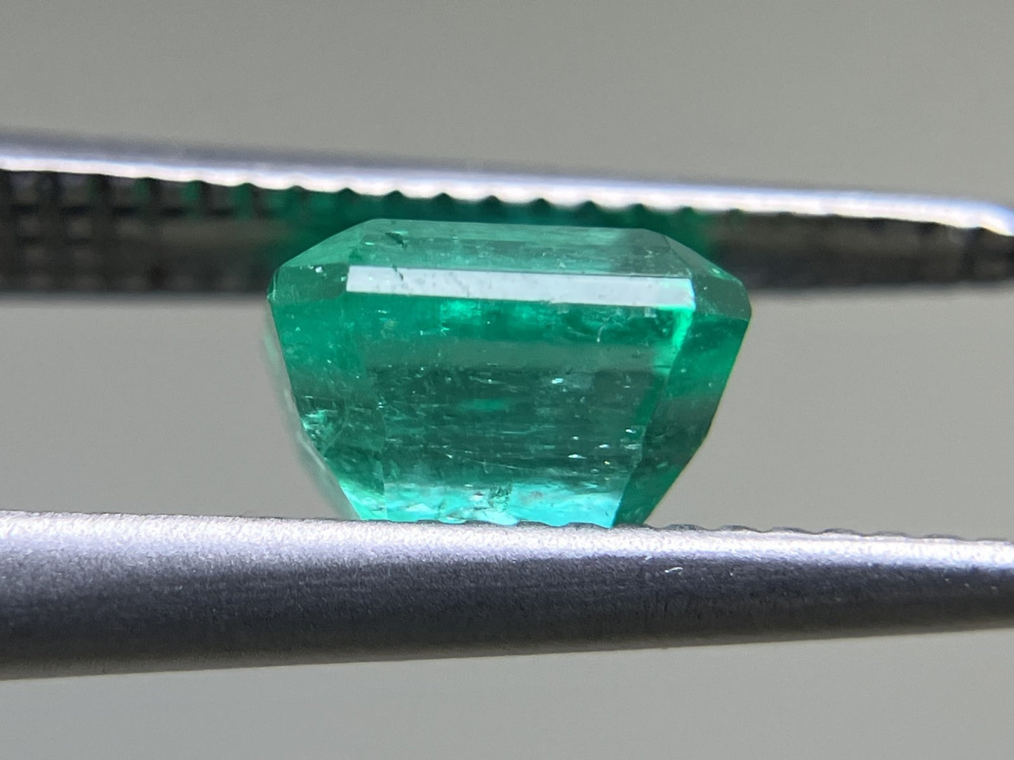 エメラルド 1.071ct 中央宝石ソーティング付き  5.73㎜×5.42㎜×4.41㎜  ルース（ 裸石 ） 3563YY