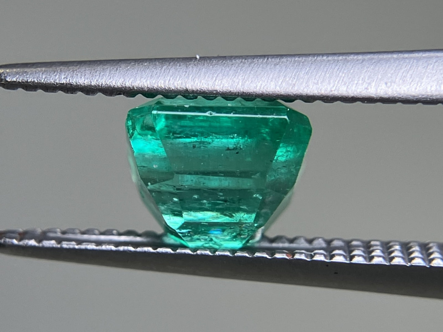 エメラルド 1.071ct 中央宝石ソーティング付き  5.73㎜×5.42㎜×4.41㎜  ルース（ 裸石 ） 3563YY
