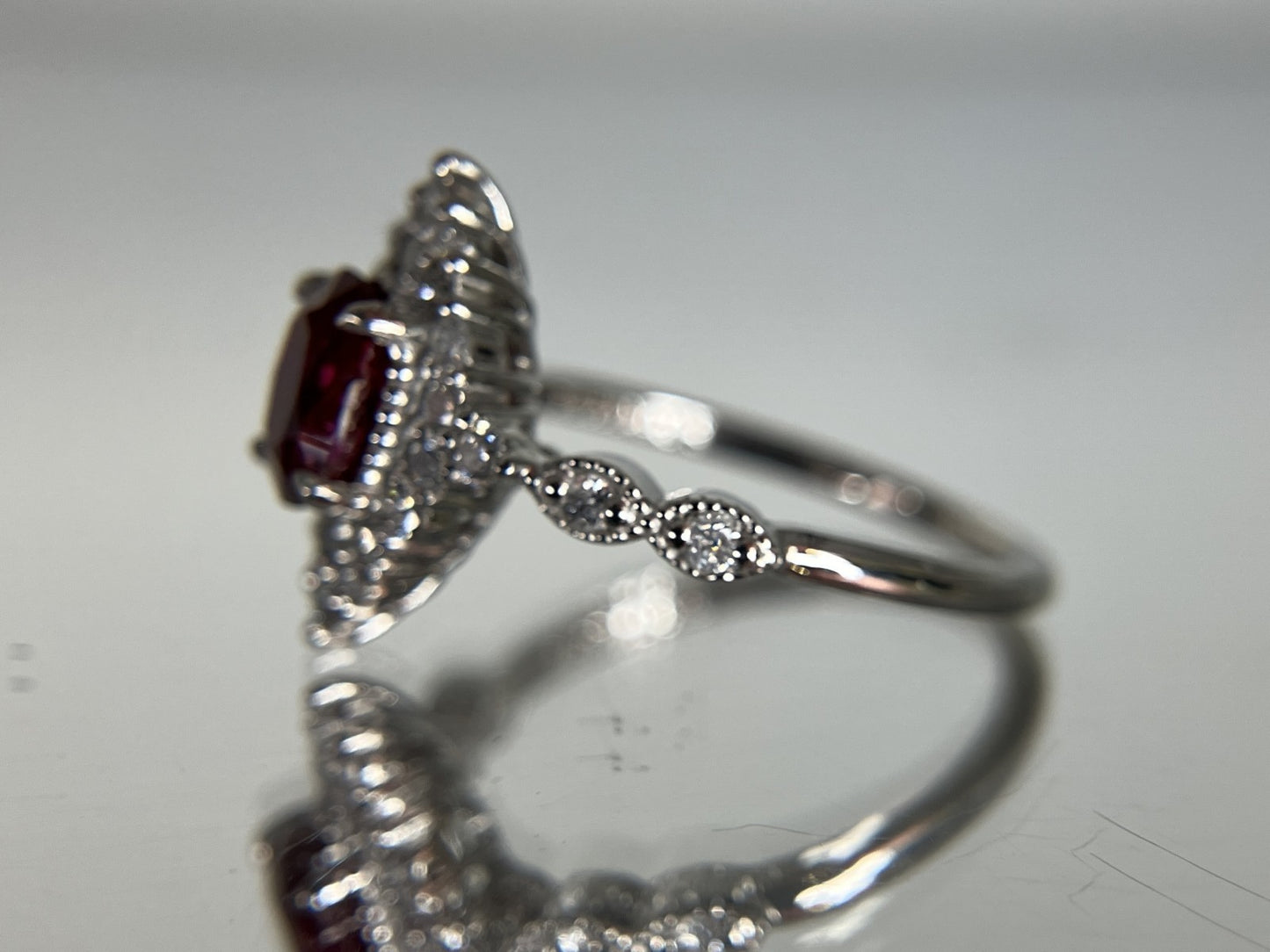 ルビー 0.93ct Pigeon blood NoHeat AIGS鑑別書 D0.31ct PT900 4.3g 指輪 （JP13号） サイズ直し無料 8586K