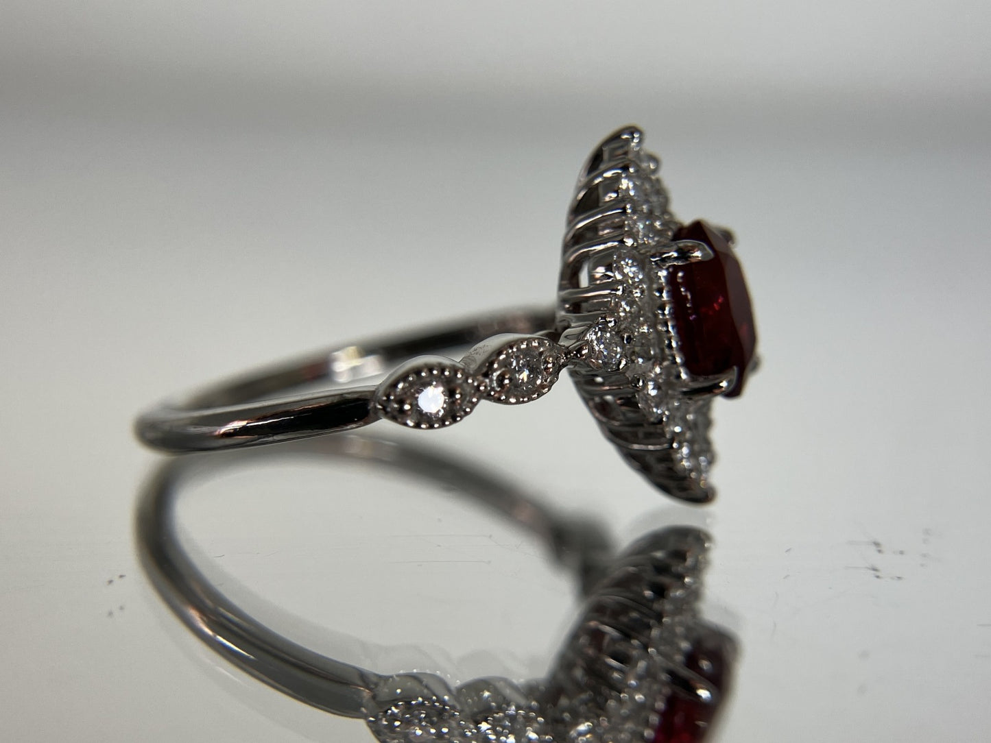 ルビー 0.93ct Pigeon blood NoHeat AIGS鑑別書 D0.31ct PT900 4.3g 指輪 （JP13号） サイズ直し無料 8586K