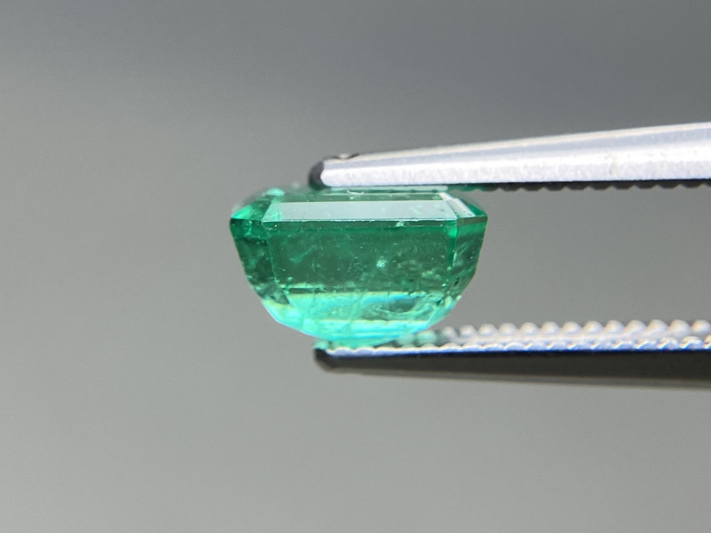 エメラルド 天然 1.337ct 宝石ソーティング付き 7.1㎜×5.4㎜×4.4㎜ ルース（ 裸石 ） 8265YY