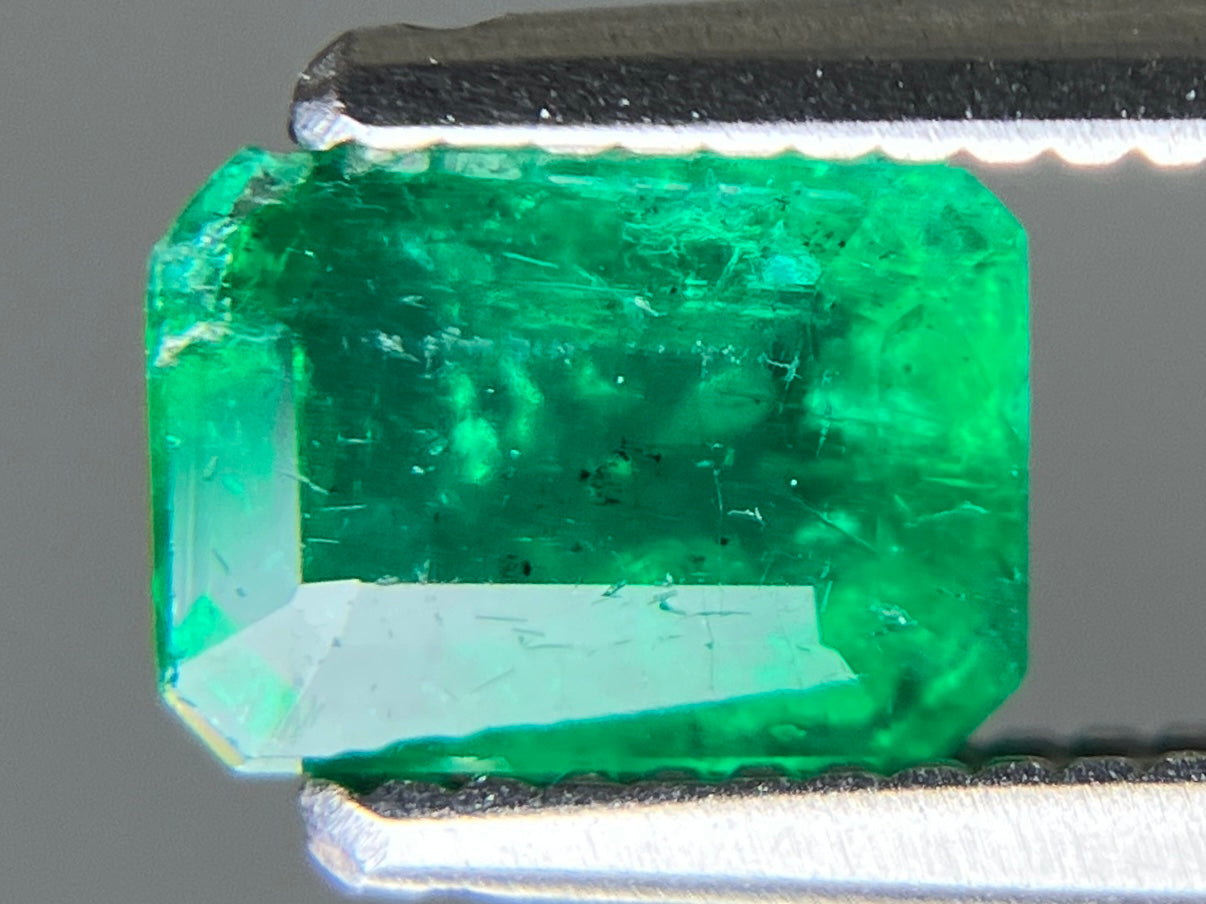 エメラルド 天然 0.733ct 宝石ソーティング付き 6.0㎜×4.4㎜×3.3㎜ ルース（ 裸石 ） 8250YY