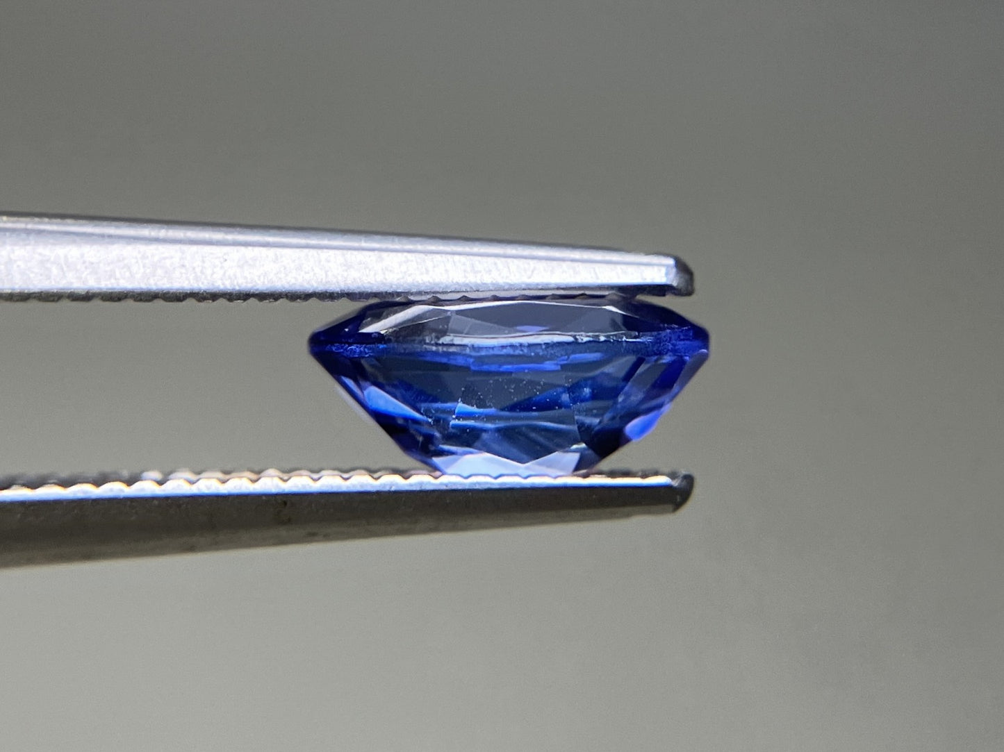 タンザナイト 天然 1.360ct 宝石ソーティング付き 8.0㎜×6.0㎜×3.5㎜ ルース（ 裸石 ） 5420YY
