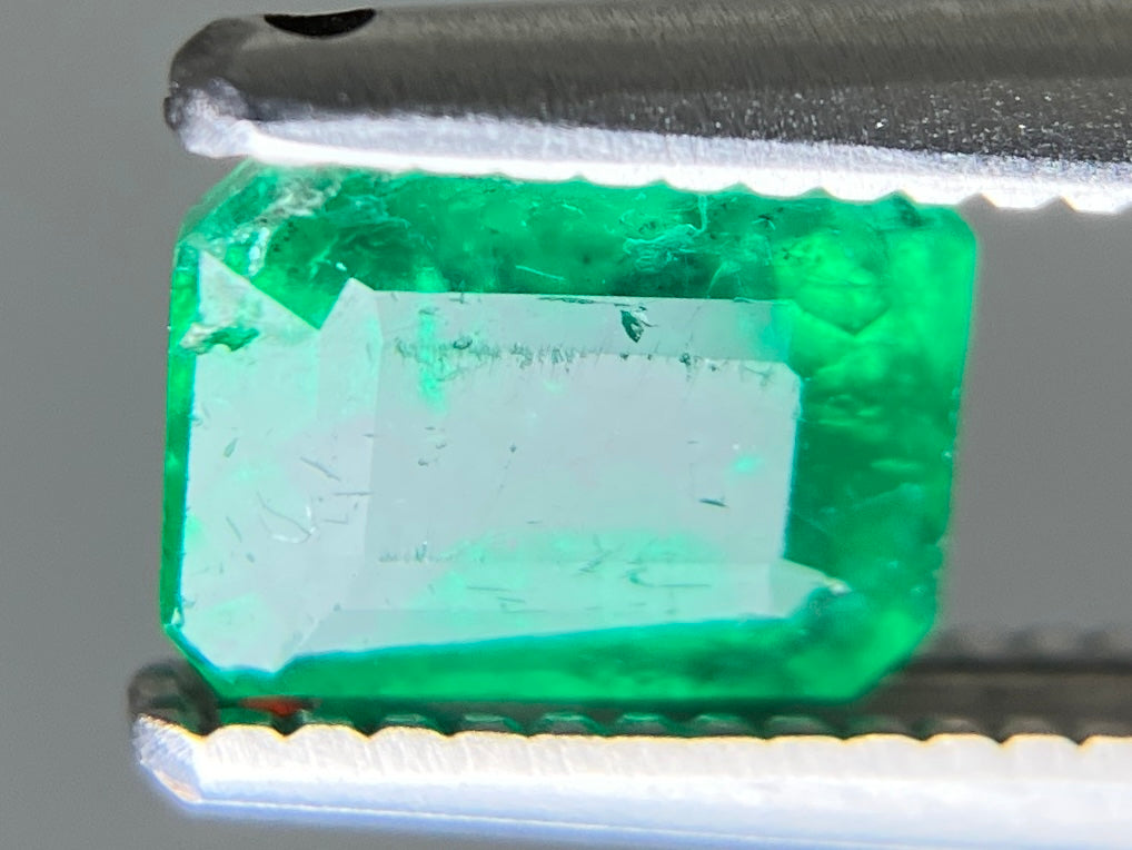 エメラルド 天然 0.733ct 宝石ソーティング付き 6.0㎜×4.4㎜×3.3㎜ ルース（ 裸石 ） 8250YY