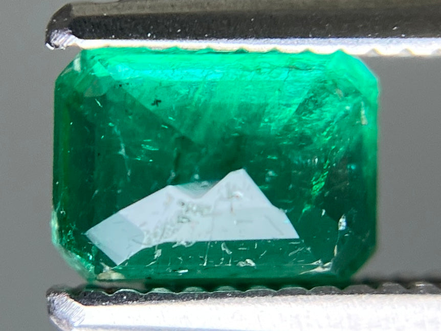 エメラルド 天然 0.733ct 宝石ソーティング付き 6.0㎜×4.4㎜×3.3㎜ ルース（ 裸石 ） 8250YY