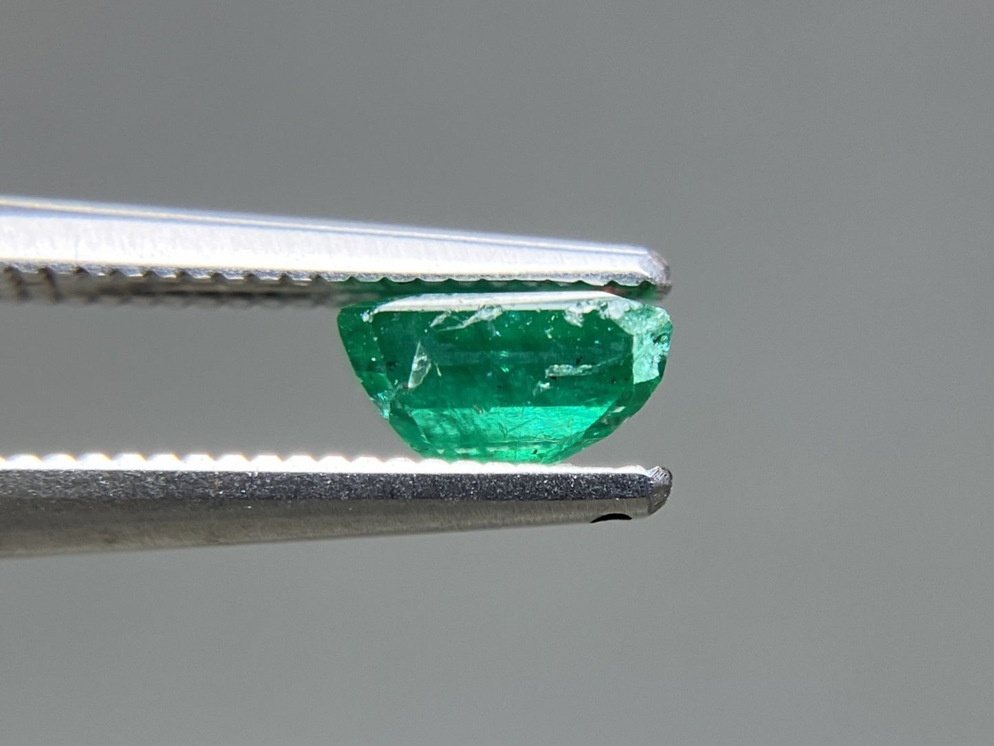 エメラルド 天然 0.733ct 宝石ソーティング付き 6.0㎜×4.4㎜×3.3㎜ ルース（ 裸石 ） 8250YY