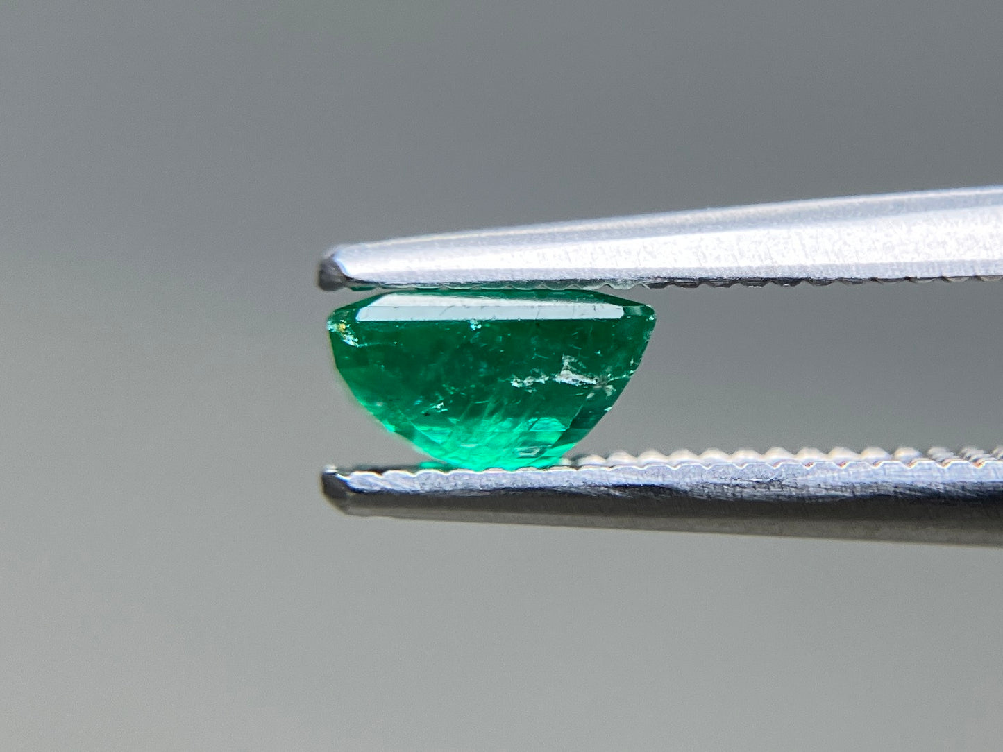 エメラルド 天然 0.733ct 宝石ソーティング付き 6.0㎜×4.4㎜×3.3㎜ ルース（ 裸石 ） 8250YY