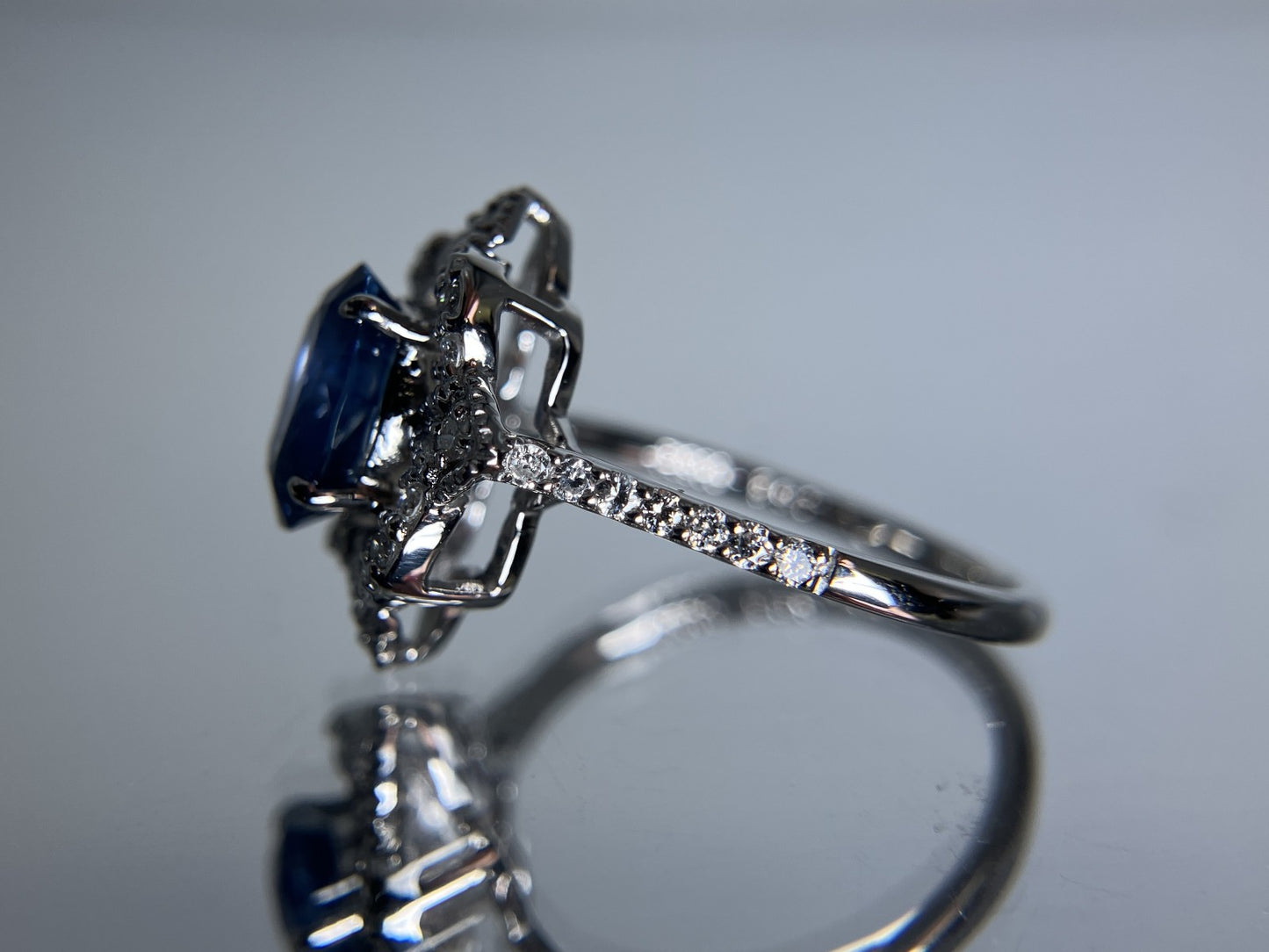 サファイア 1.92ct コンフラワーブルー Cornflower Blue AIGS鑑別書 D0.33ct PT900 5.0g 指輪 （JP13号） サイズ直し無料 8553K