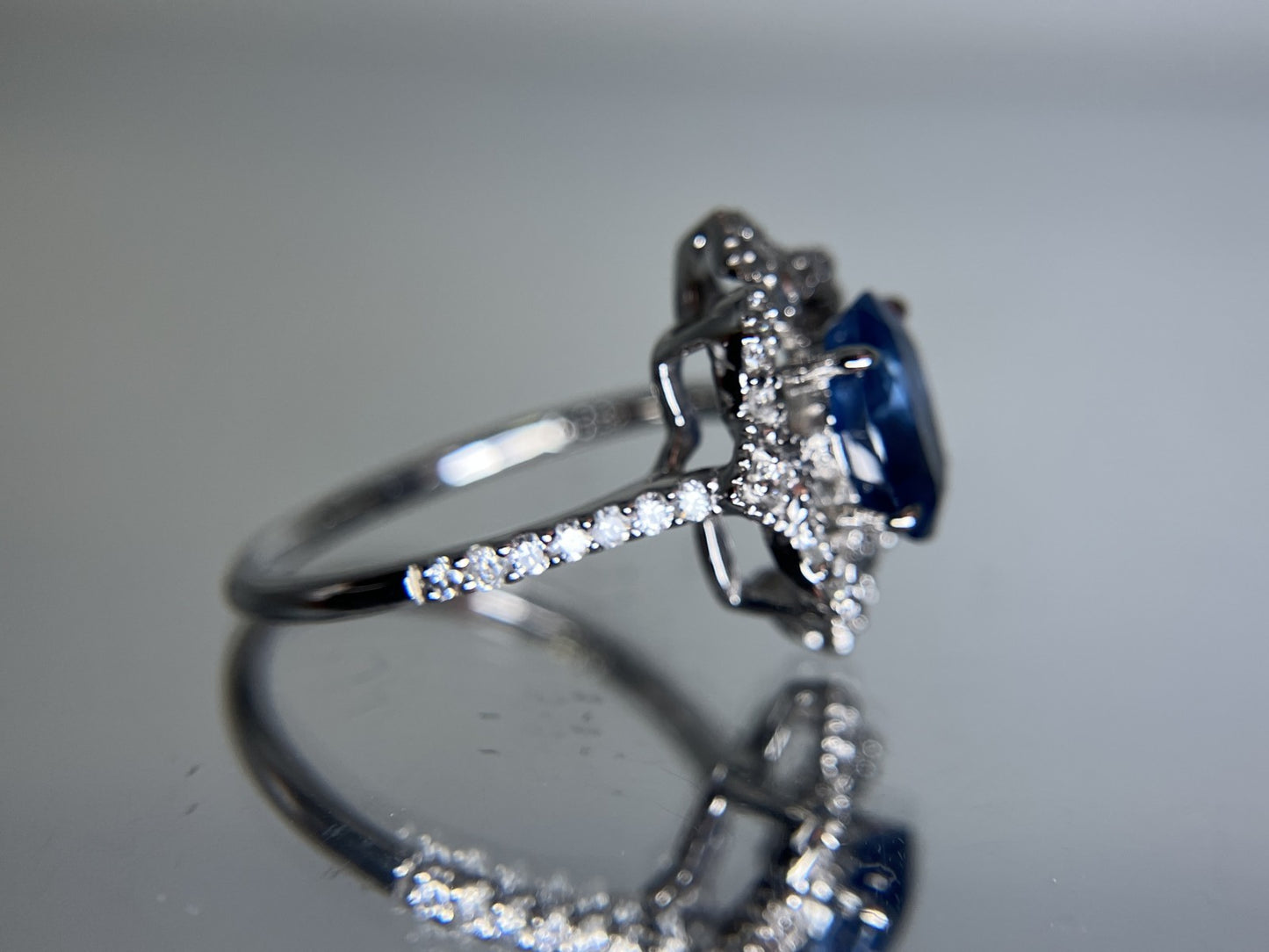 サファイア 1.92ct コンフラワーブルー Cornflower Blue AIGS鑑別書 D0.33ct PT900 5.0g 指輪 （JP13号） サイズ直し無料 8553K