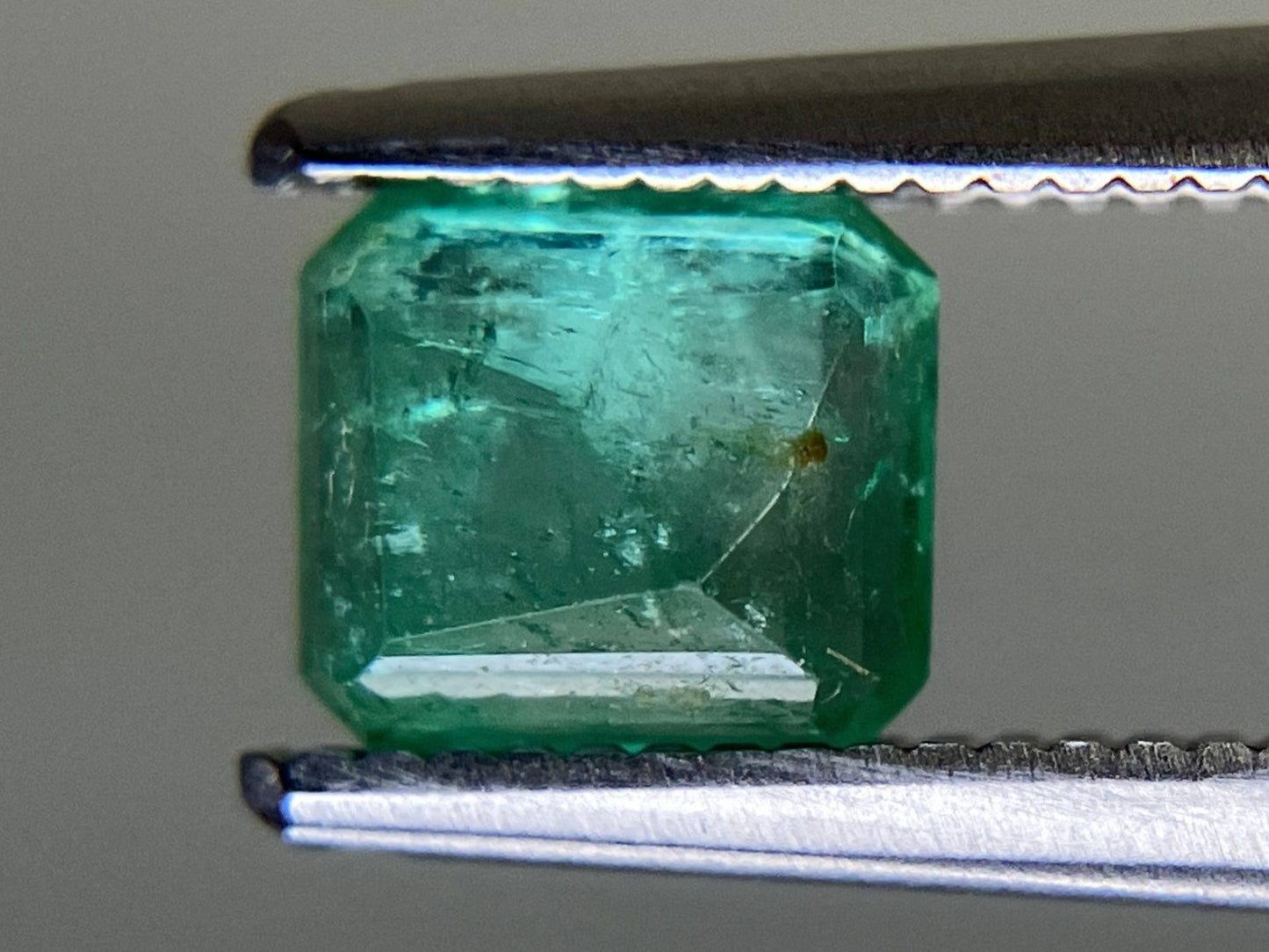 エメラルド 天然  0.801ct  宝石ソーティング付き  5.6㎜×5.0㎜×3.2㎜  ルース（ 裸石 ）  5493YY
