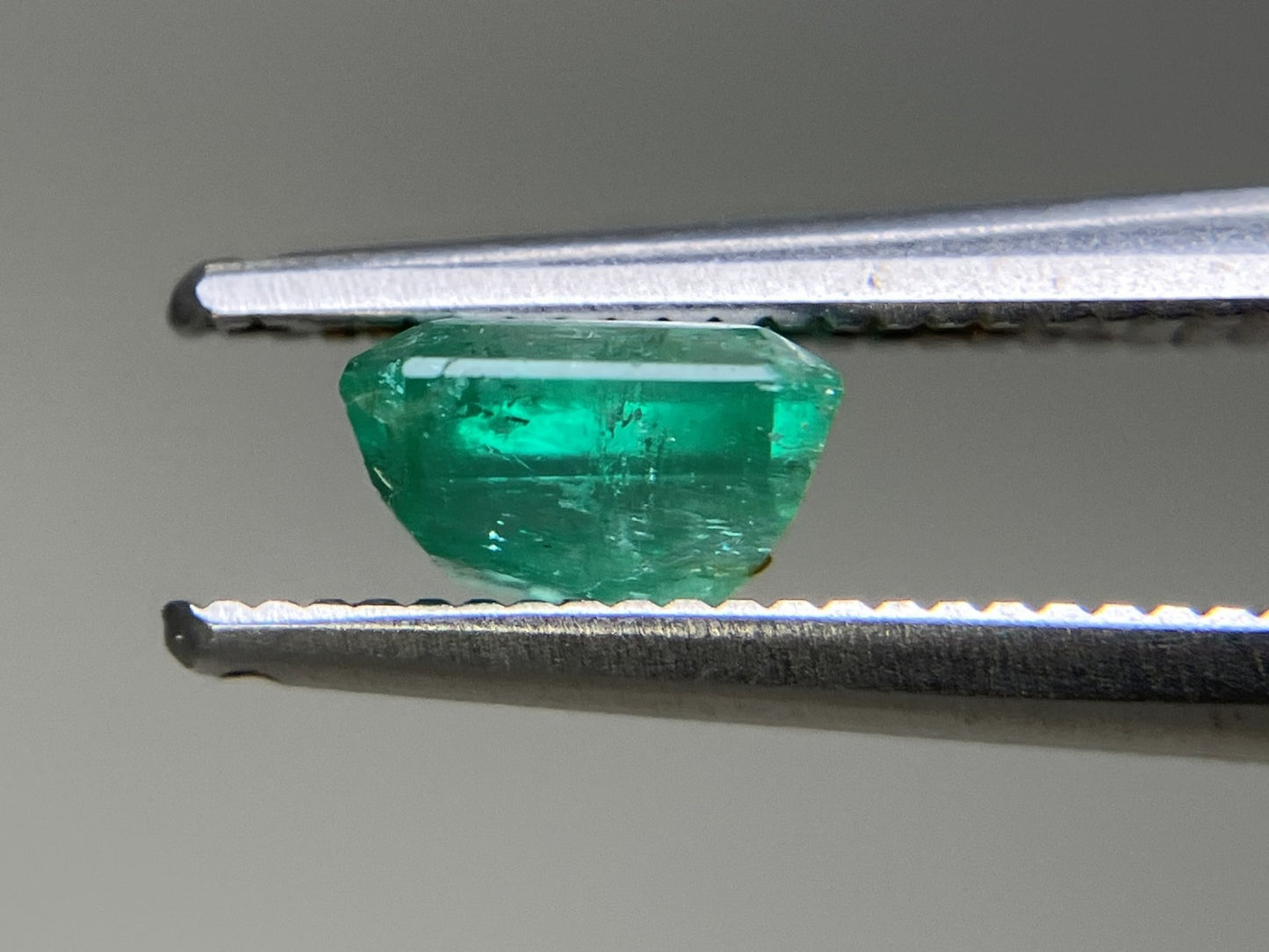 エメラルド 天然  0.801ct  宝石ソーティング付き  5.6㎜×5.0㎜×3.2㎜  ルース（ 裸石 ）  5493YY