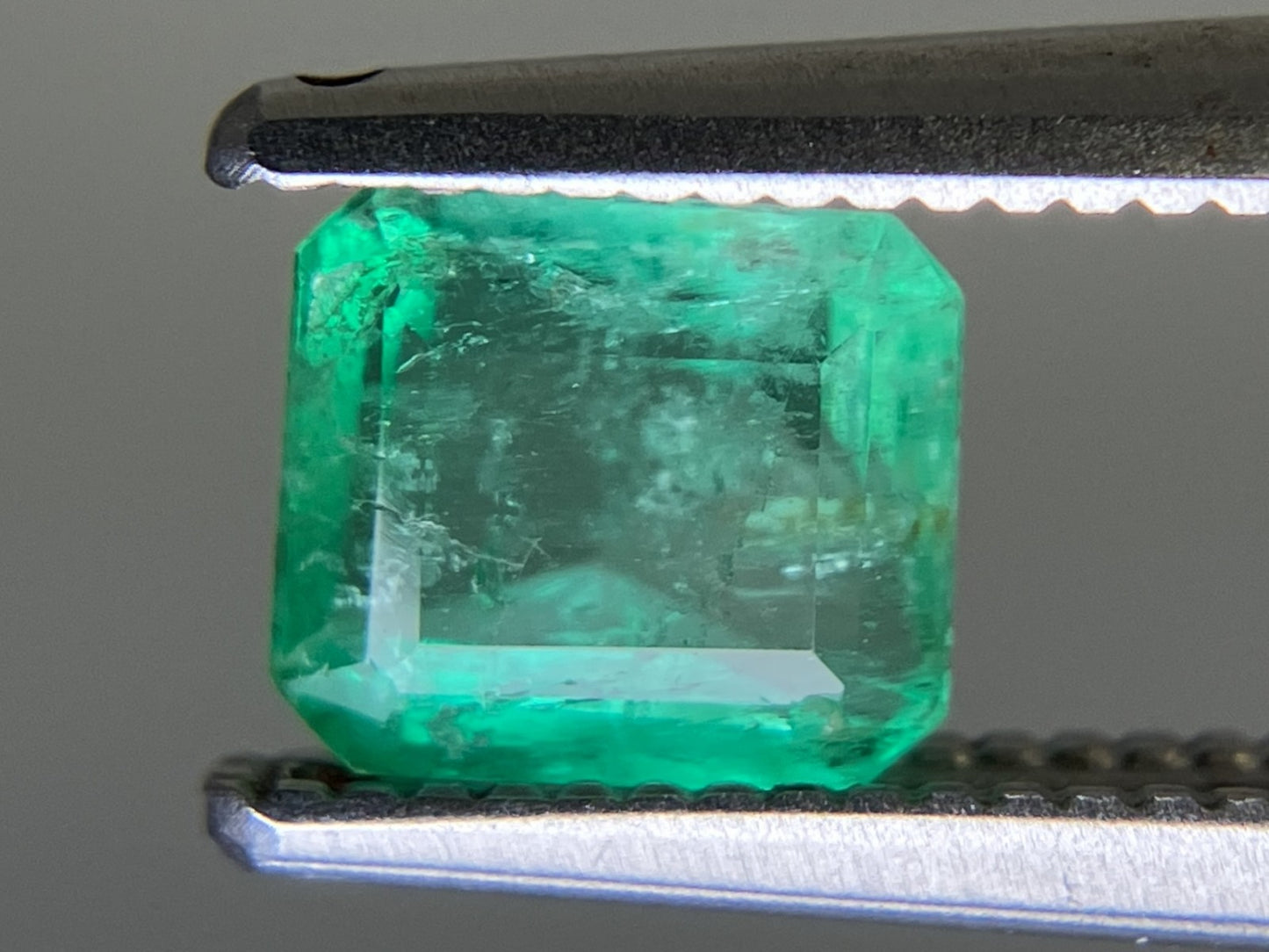 エメラルド 天然  0.801ct  宝石ソーティング付き  5.6㎜×5.0㎜×3.2㎜  ルース（ 裸石 ）  5493YY