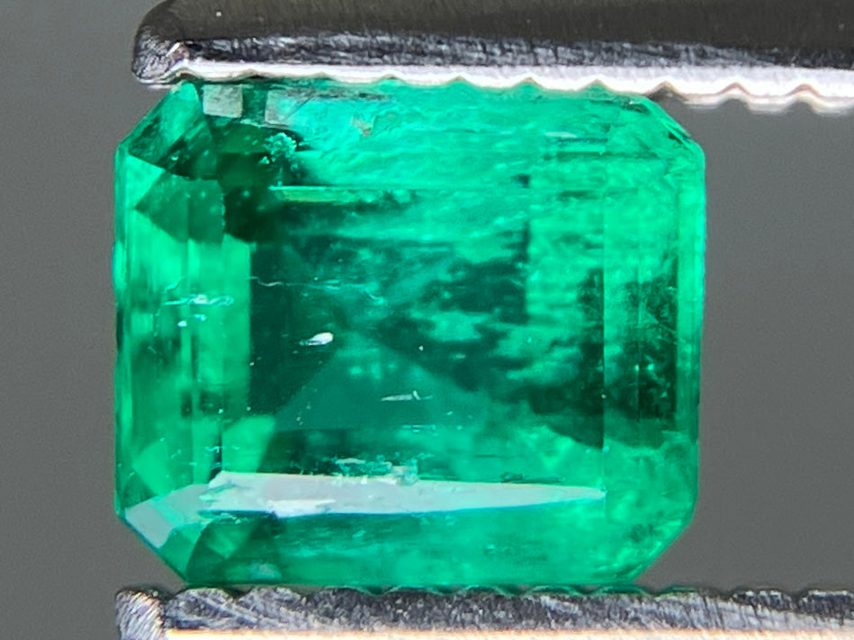 エメラルド 天然 0.533ct 宝石ソーティング付き 5.1㎜×4.4㎜×3.2㎜ ルース（ 裸石 ） 8246YY