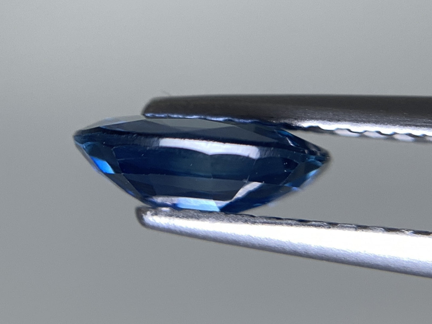 サファイア 天然 1.275ct 宝石ソーティング付き 7.7㎜×6.2㎜×2.7㎜ ルース（ 裸石 ） 8197Y