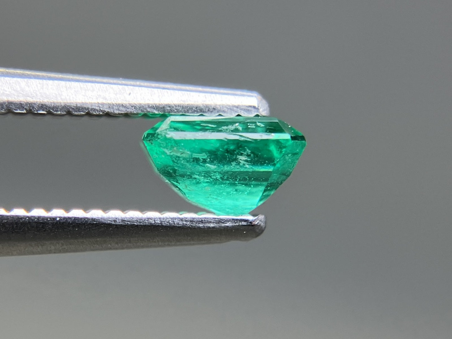 エメラルド 天然 0.533ct 宝石ソーティング付き 5.1㎜×4.4㎜×3.2㎜ ルース（ 裸石 ） 8246YY